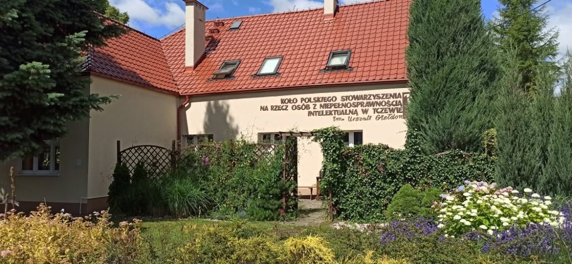 Budynek Koła PSONI przy ulicy Wigury 84 w Tczewie latem, z ogrodem przed wejściem